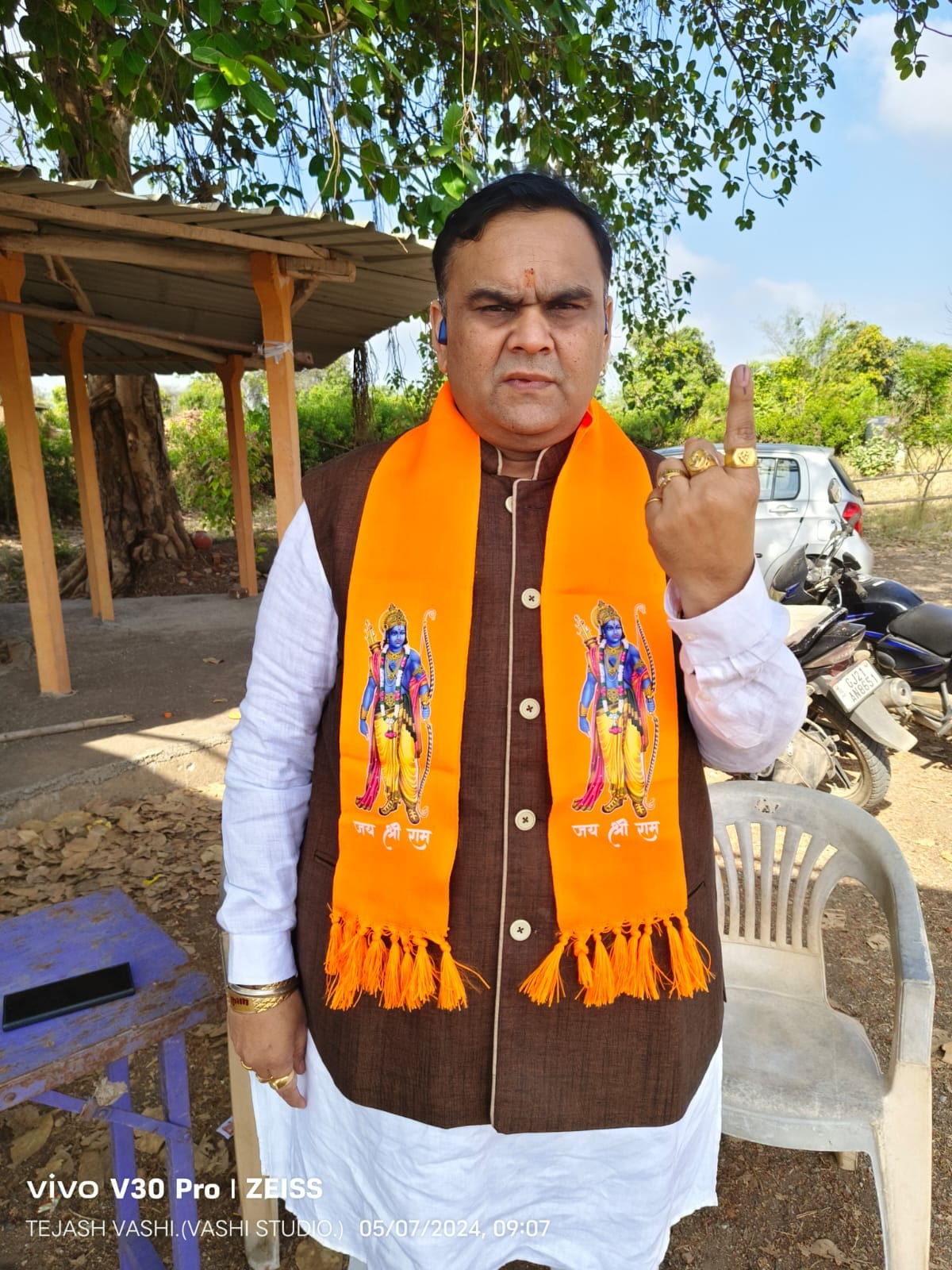 ભારત દેશના નાગરિક તરીકે આજના લોકશાહી પર્વ નિમિતે આપણે સૌ પોતાની ફરજ અદા કર્યે. મહુવા વિધાનસભાના બુથ નં.૧૩૪- પ્રાથમિકશાળા આટિયાફળીયા (કાની -૨)માં મતદાન કર્યું.